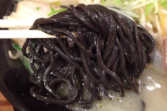 イカ墨を練り込んだ黒い麺