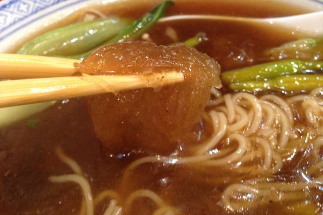 ふかひれ姿煮ラーメン　フカヒレ