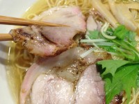 塩ラーメン　スープと具・チャーシュー