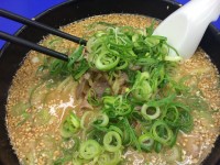 白ゴマの入った味噌スープと肉・ネギ