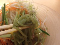 冷やし中華　ほうれんそうを練り込んだ緑色の麺