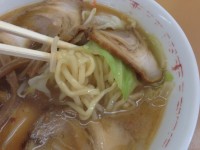 みそチャーシューメン　中太縮れ麺