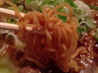 野菜ホルモンラーメン　味のしみ込んだ麺