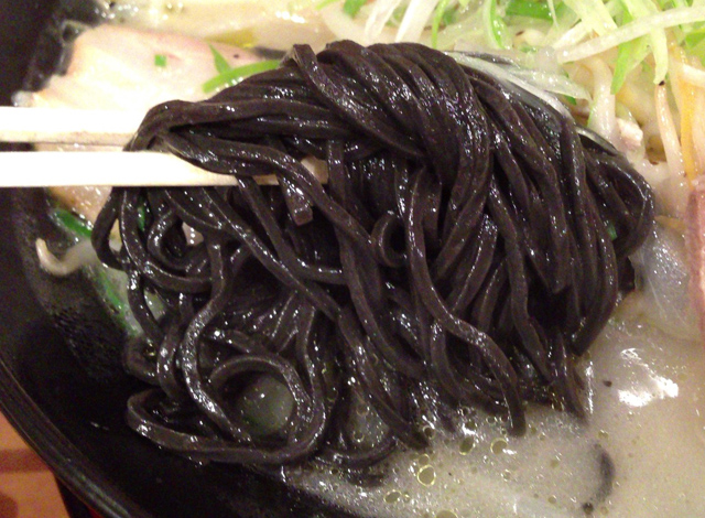 イカ墨を練り込んだ黒い麺